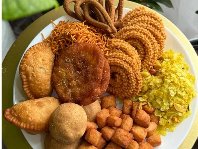 दिवाळीचा फराळ काहीवेळाने नरम पडतो? या किचन टिप्स वापरा तुळशीच्या लग्नापर्यंत राहिल कुरकुरीत