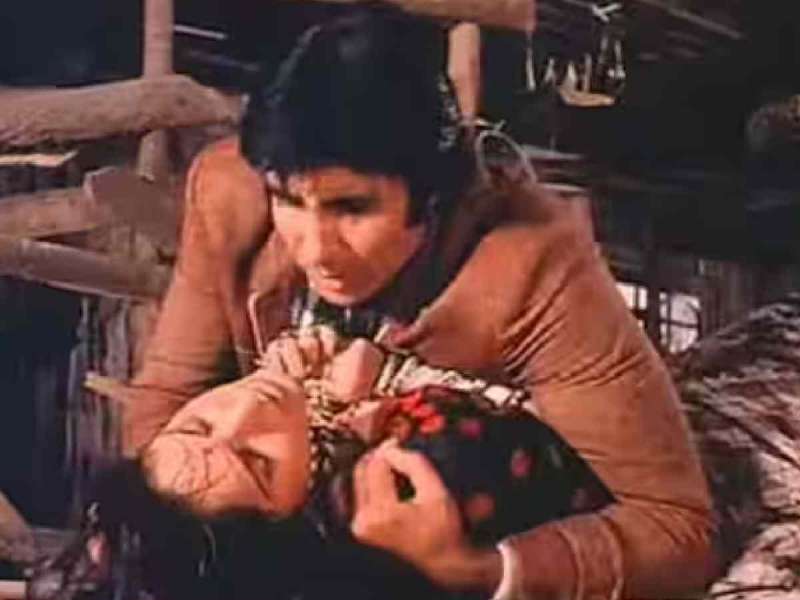 अमिताभ बच्चन यांनी 21 वर्षांनी लहान अभिनेत्रींसोबत दिलेला बोल्ड आणि इंटीमेट सीन; बॉलिवूडमध्ये माजली होती खळबळ