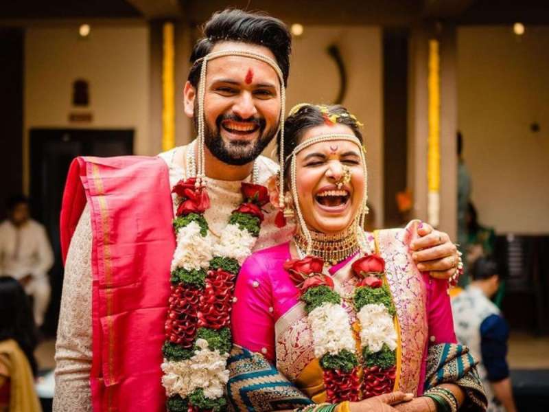 लग्नात नववधूंसाठी 10 हटके उखाणे, ऐकून सर्वांच्या चेहऱ्यावर येईल हसू 