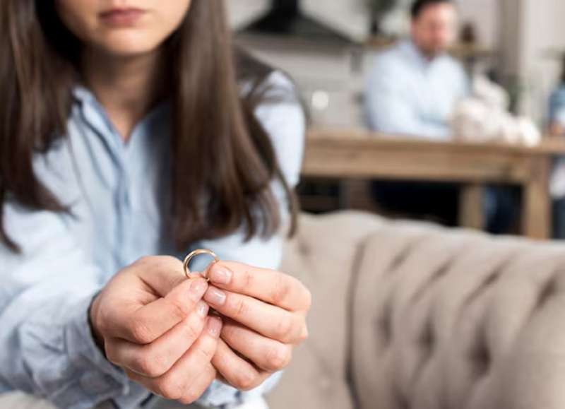 'बाहेर जेवायला गेल्यानंतर नवरा बिलाचे अर्धे पैसे द्यायला सांगतो,' महिलेने घटस्फोटासाठी केला अर्ज, दावे ऐकून टेकले हात