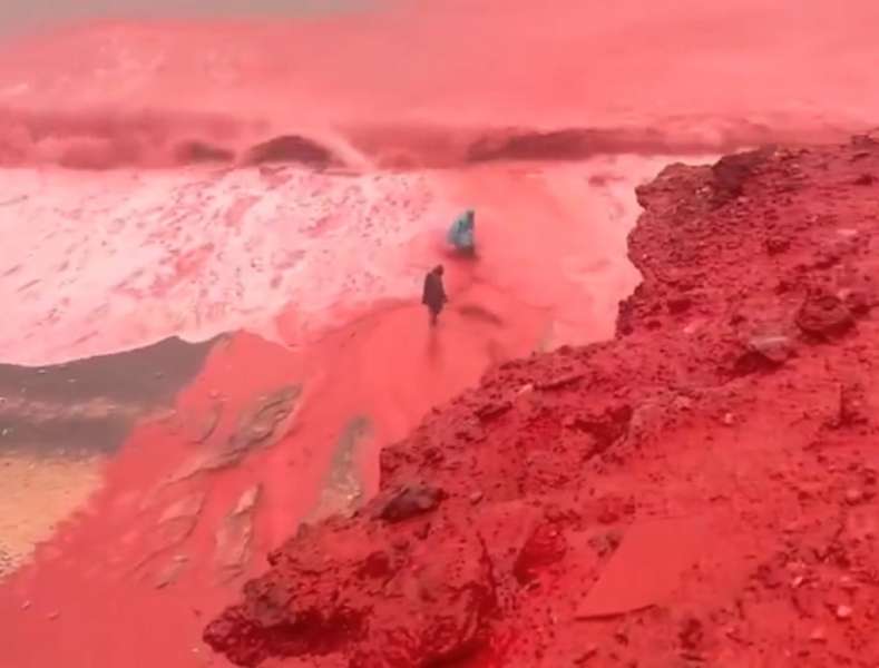 VIDEO: ...अन् अचानक समुद्राचं पाणी आणि किनारा रक्ताप्रमाणे लाल झाला, वैज्ञानिकांनाही थक्क करणारी घटना
