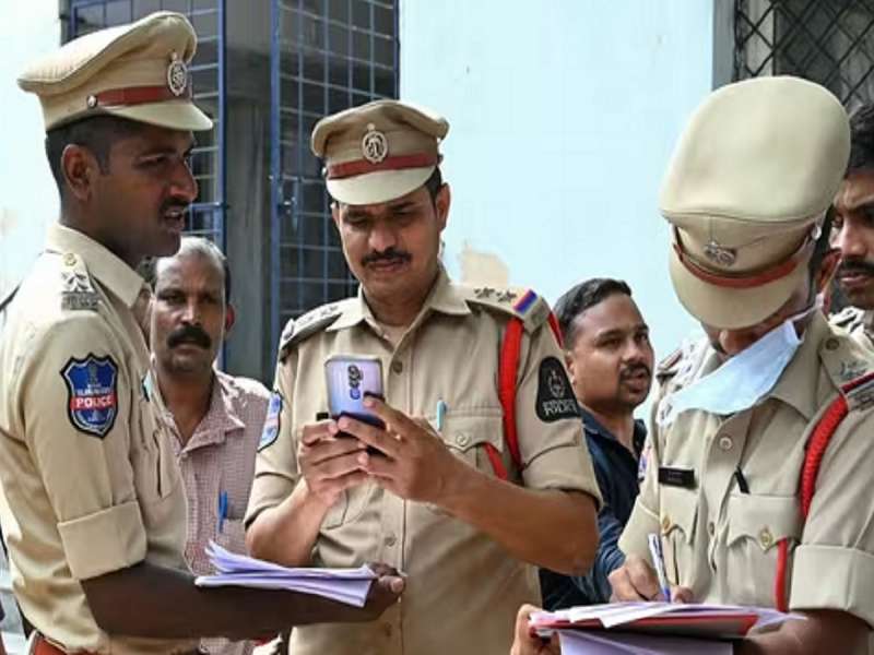 डोक्यावर 10 वेळा वार, घरात रक्ताचा सडा; महिलेने कु-हाडीने केले पतीचे तुकडे; मुलाला शोधायला पोलिसांनी रुम उघडली तर आत....