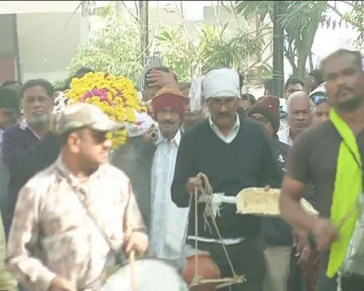 ...अन् शिवसेनेने स्मशानभूमीत जाऊन उमेदवाराला दिला AB फॉर्म, आईच्या पार्थिवावर करत होता अंत्यसंस्कार