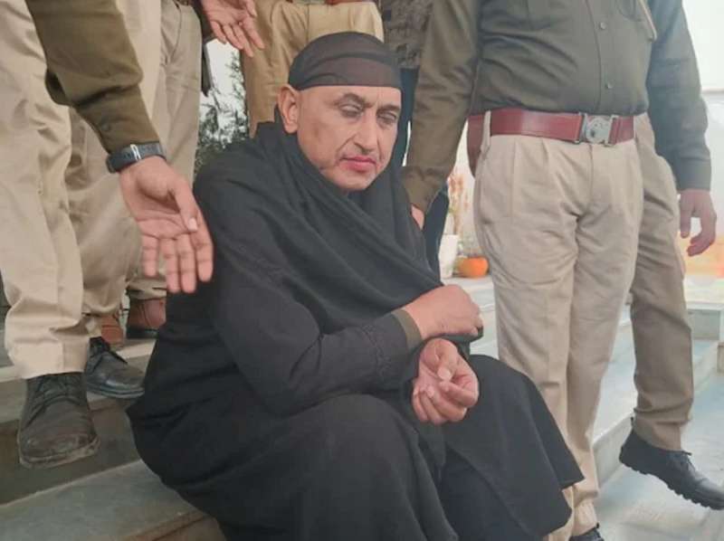 पोलीस कॉन्स्टेबल महिलेच्या वेशात कोर्टात पोहोचला, ओळख पटल्यानंतर सहकारी अधिकाऱ्यांनीच ठोकल्या बेड्या, कारण...