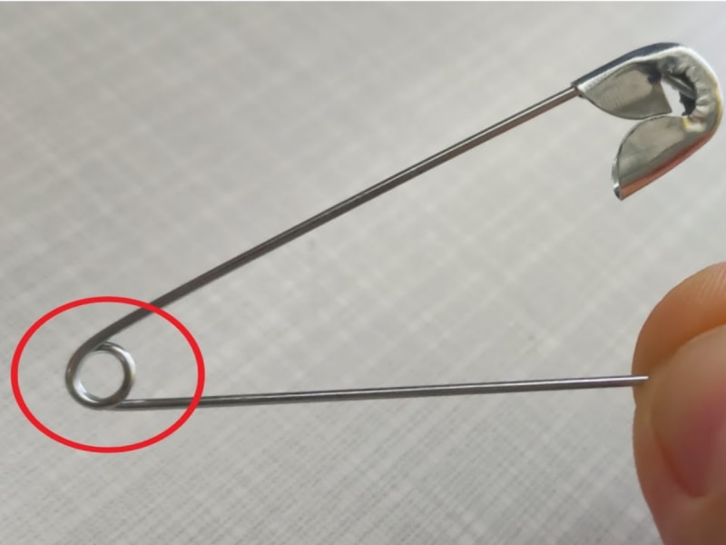 सेफ्टी पिनला असणारं छिद्र काय कामाचं? यामागचं कारण कोणालाच ठाऊक नाहीये 