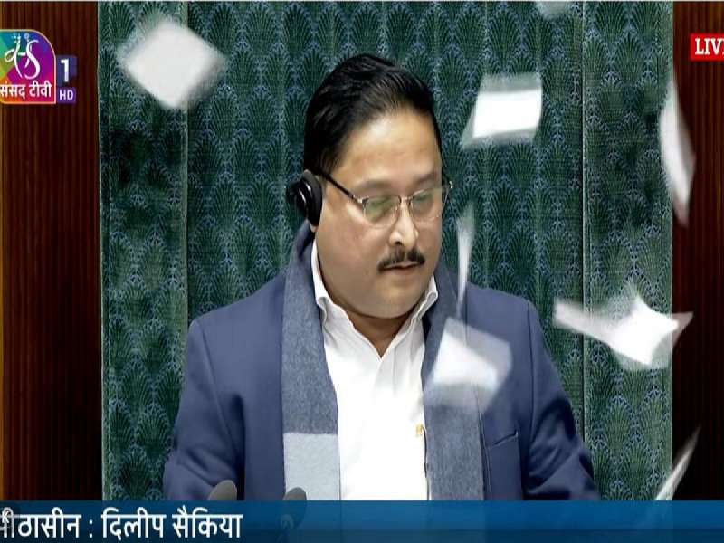 लोकसभेत विरोधकांचा तुफान गोंधळ! अध्यक्षांवर फेकले कागद, 8 खासदार संपूर्ण अधिवेशनासाठी निलंबित