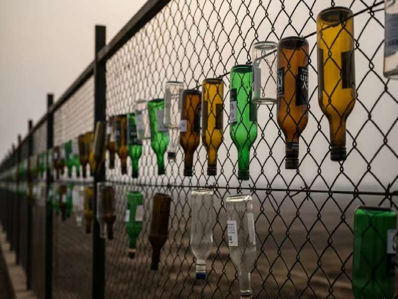 भारतीय जवानांनी सीमेवर काचेच्या बाटल्या का लटकवल्यायत? कारण ऐकून पाकिस्तानची झोप उडेल!