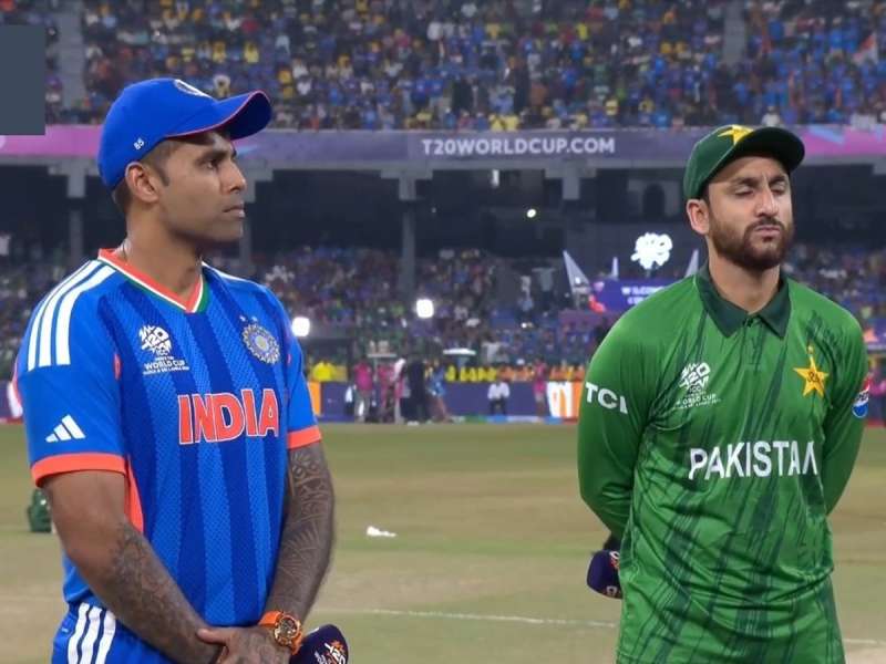 IND VS PAK : टॉसनंतर कर्णधार सूर्याने पुन्हा पाकिस्तानच्या कर्णधारला दाखवली त्याची जागा 