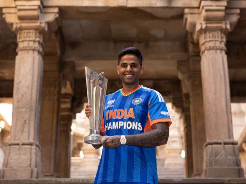 अहमदाबादजवळील अडालज बावडीमध्ये कॅप्टन सूर्यकुमार यादवचं वर्ल्ड कप ट्रॉफीसह फोटोशूट 