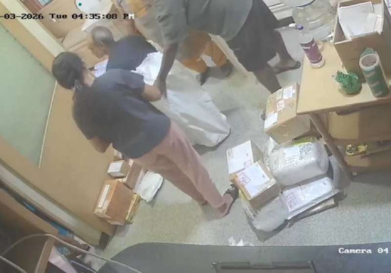 वडिलांना पोत्यात भरुन कुरिअर करण्याचा प्रयत्न; पोतं उघडून पाहिल्यानंतर सगळेच हादरले, पोलीसही पोहोचले