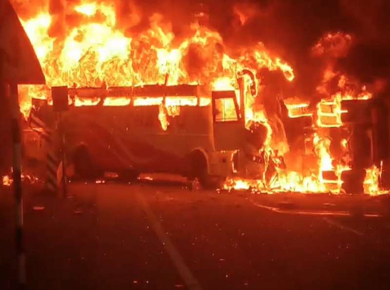 भरधाव लॉरीने दिलेल्या धडकेनंतर बसमधील 10 प्रवाशांचा जिवंत जळून मृत्यू; धडपड करुनही वाचवू शकले नाहीत जीव अन् अखेर....