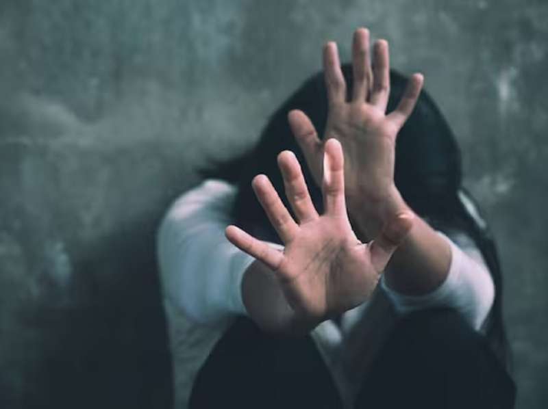 गँगरेपची धक्कादायक घटना! तरुणीला उचलून जंगलात नेलं, होणाऱ्या नवऱ्यासमोर एकामागोमाग पाच जणांकडून बलात्कार, अन् नंतर...