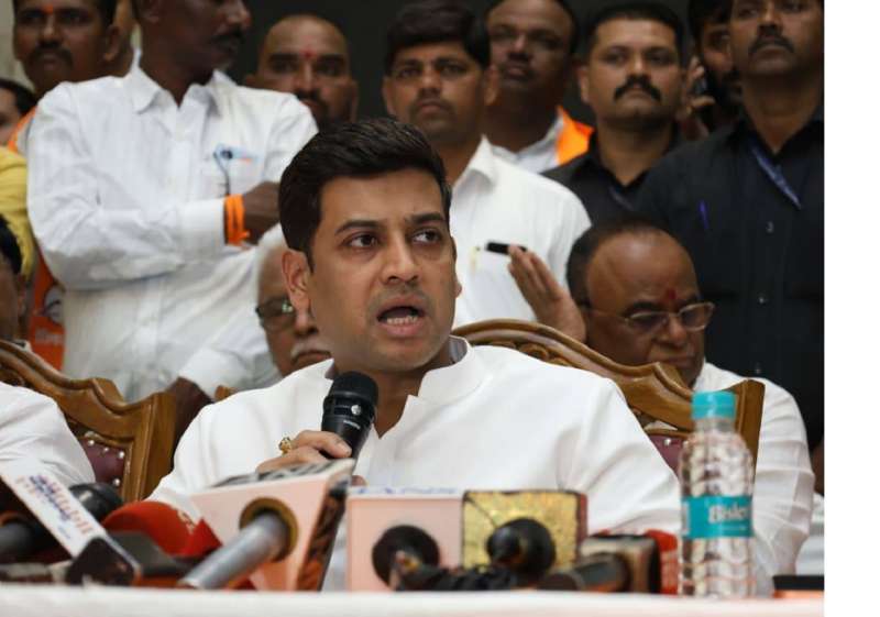 खासदार श्रीकांत शिंदेंचा धक्कादायक निर्णय! तडकाफडकी कार्यकारिणी केली बरखास्त;  'या' मतदारसंघातील पदाधिकाऱ्यांना धक्का 