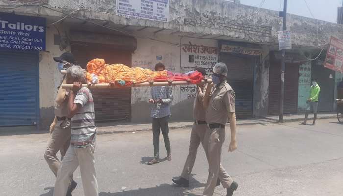 ...अखेर &#039;त्या&#039; महिलेच्या मृतदेहाला पोलिसांनी दिला खांदा