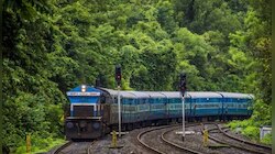 कोकण रेल्वे मार्गावर मेगाब्लॉक, गाड्यांच्या वेळापत्रकावर होणार परिणाम 