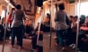 Mumbai लोकलनंतर आता Metro मध्ये महिलांचा आखाडा, चप्पल आणि बॉटल घेऊन एकमेकींना...Video Viral