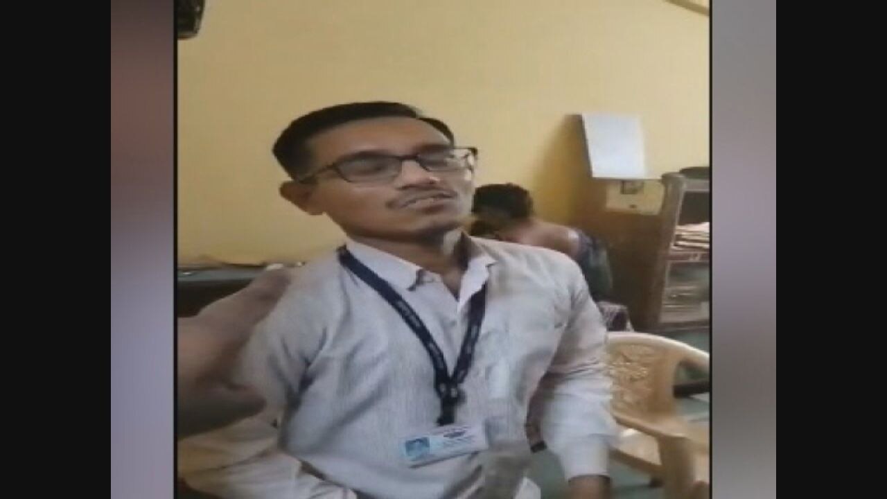 palghar news drunken peon tried to handle monir patient in health center